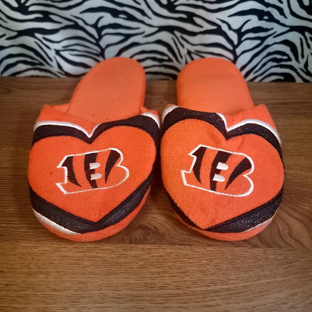 0725 Thrifted Womens Medium Cincinnati Bengals Slippers GWOSLOO.46